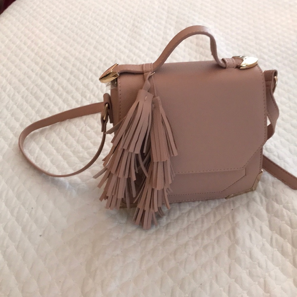 Lulu’s pink crossbody bag